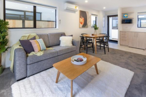 Stylish LUX Homes 4 Bed CBD Walk to Cafes and Latimer